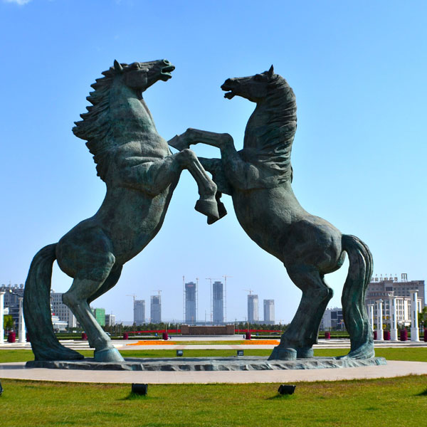 Bronze horse fighting with two feet in the air for public lawn ornaments