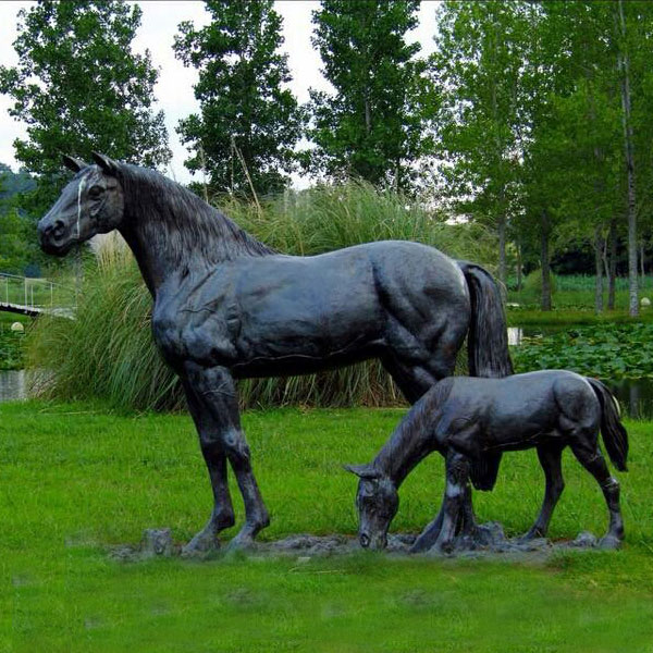 Outdoor big bronze horse mare with foal statues for lawn ornaments